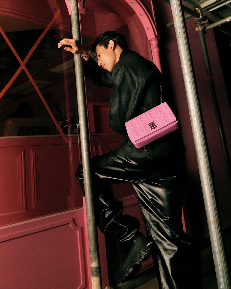 220425 BAMBAM IG Update- BURBERRY 'THE LOLA BAG' AD documents 2