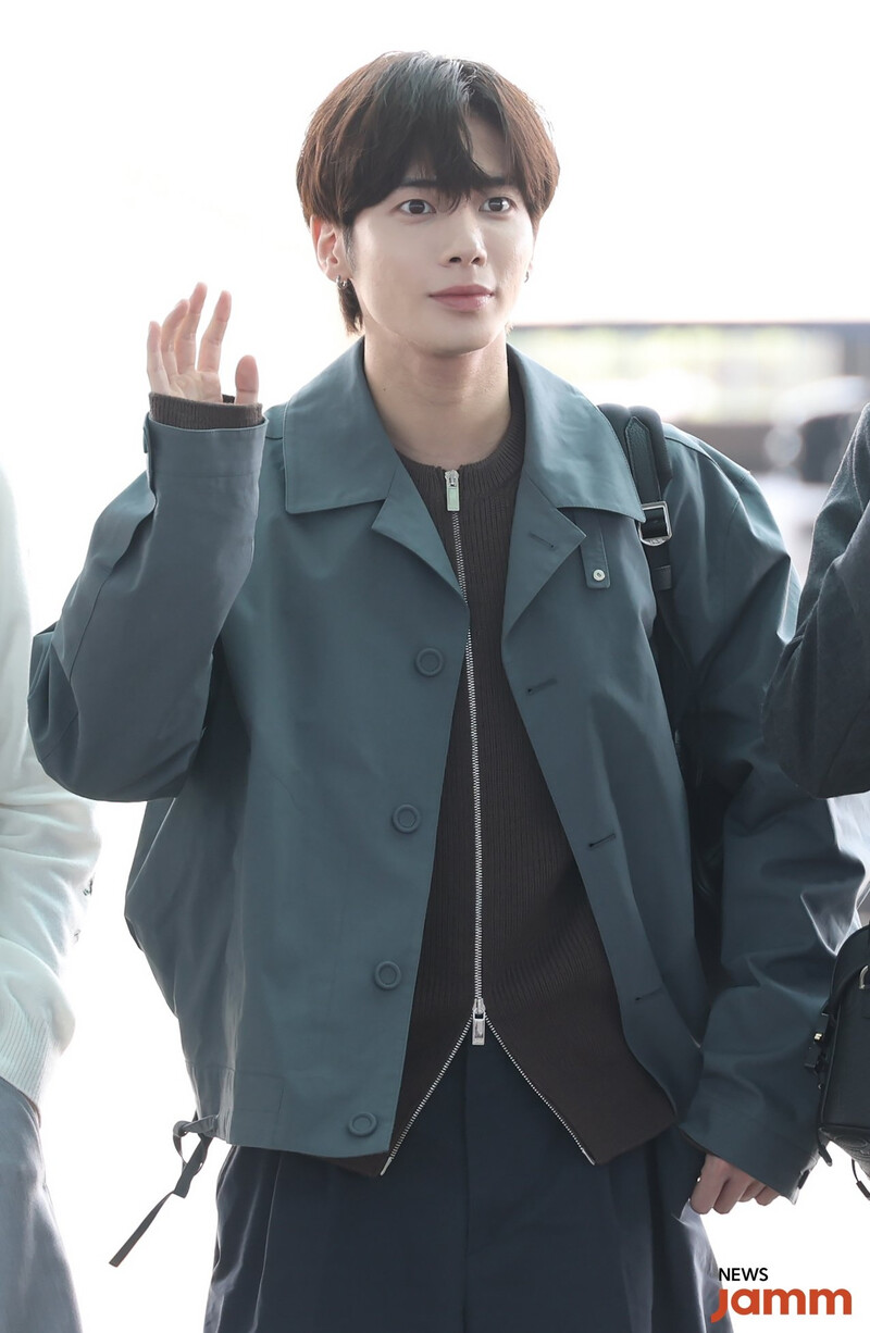 240619 TXT Taehyun at Incheon International Airport documents 1