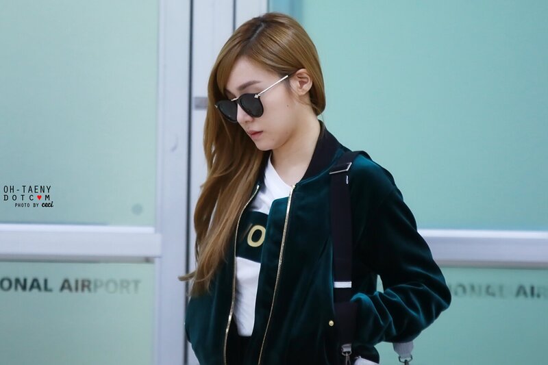 141007 Girls' Generation Tiffany at Gimpo Airport documents 2