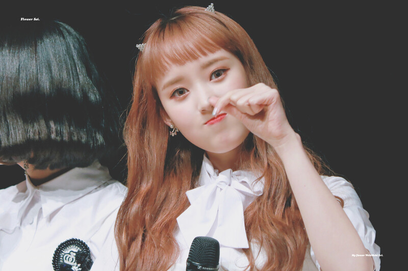 180817 Weki Meki Sei at 'Lucky' Fansign documents 2