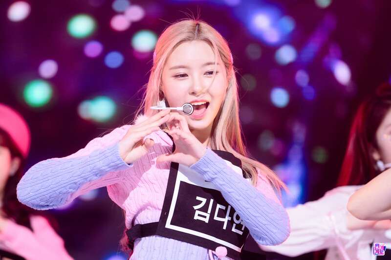 220123 Kep1er Dayeon - 'WA DA DA' at Inkigayo documents 3