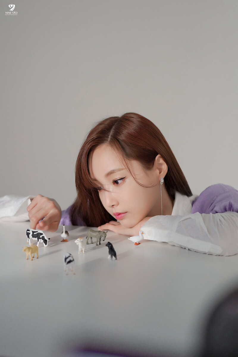 220812 9Ato Naver Post - Yeonwoo - Singles Magazine Photoshoot Behind documents 13