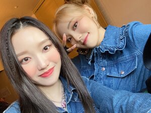 220122 LOONA Twitter Update - Gowon ft. Jinsoul