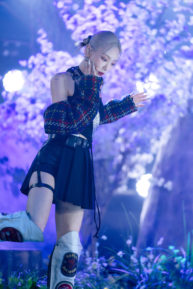 220220 Taeyeon - 'INVU' at Inkigayo documents 2