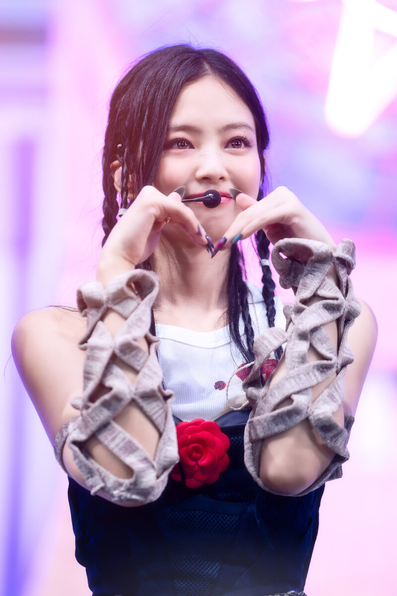 220828 BLACKPINK Jennie - 'Pink Venom' at Inkigayo documents 21