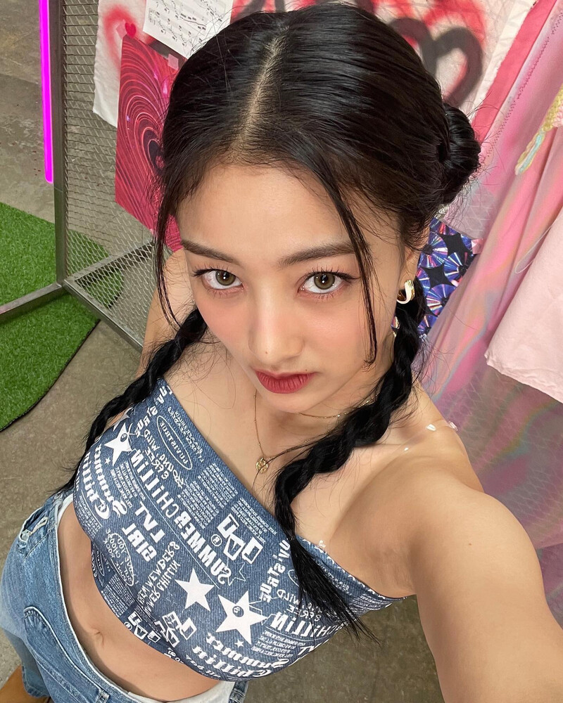 220830 TWICE Jihyo Instagram Update documents 4