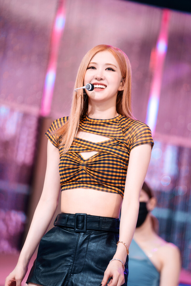 220925 BLACKPINK Rosé - 'Shut Down' at Inkigayo documents 6