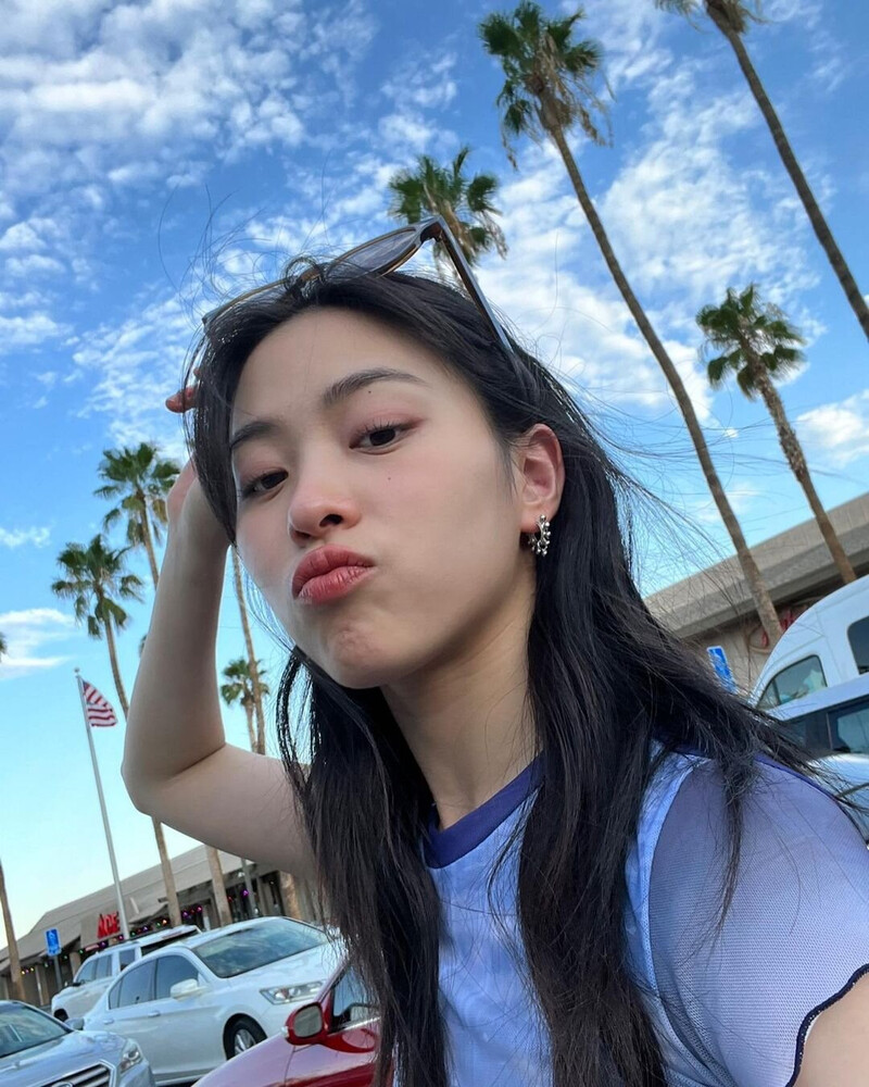 221013 ITZY Instagram Update - Ryujin documents 4