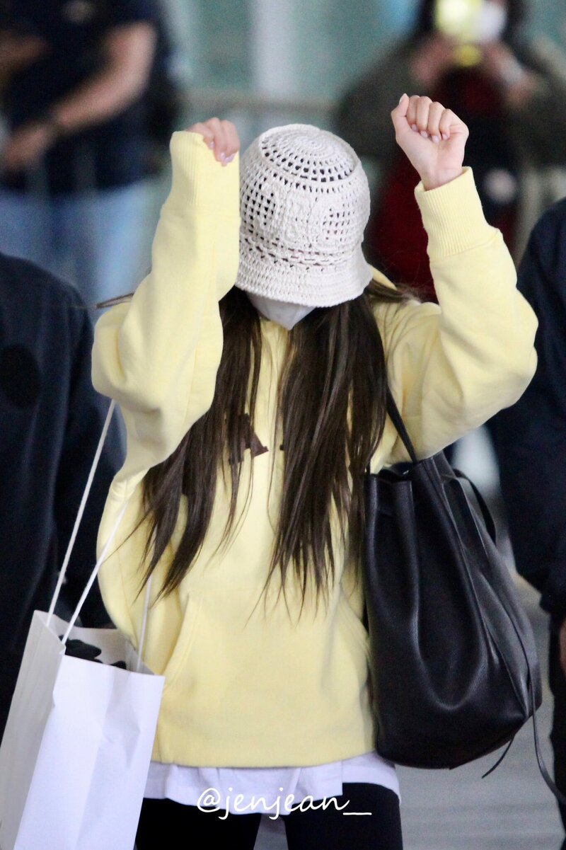 230525 LISA at Airport in Thailand documents 1