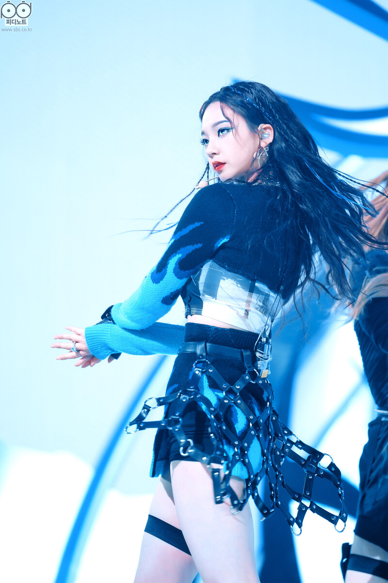 211024 aespa - 'Savage' + No.1 Encore Stage at Inkigayo documents 3