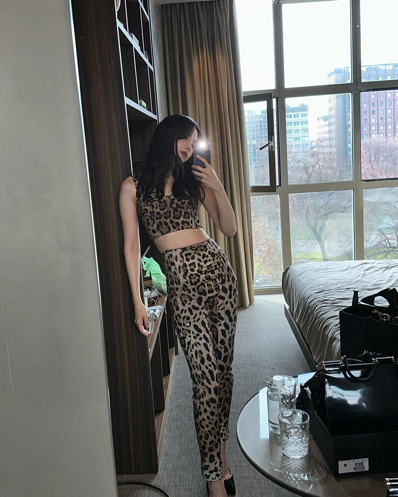 230302 Son Naeun Instagram Update documents 1