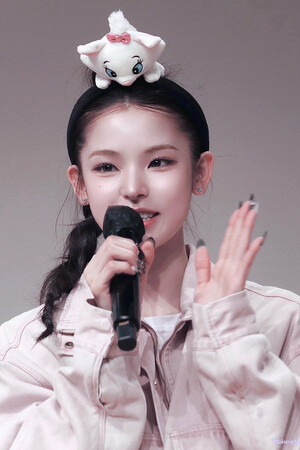 241220 izna Mai at Soundwave Fansign