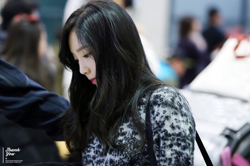 150105 Girls' Generation Taeyeon at Incheon Airport documents 5