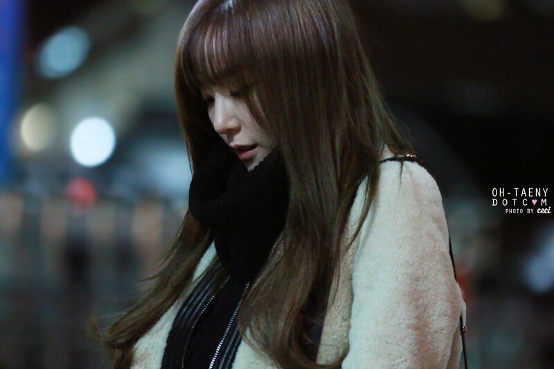 141202 Girls' Generation Tiffany at Incheon & Hong Kong Airport documents 3
