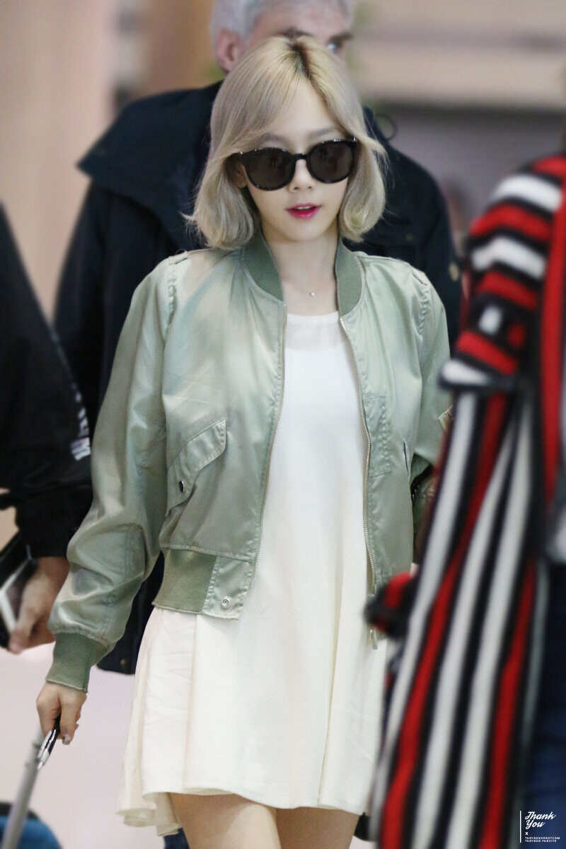 160417 Girls' Generation Taeyeon at Incheon Airport documents 1