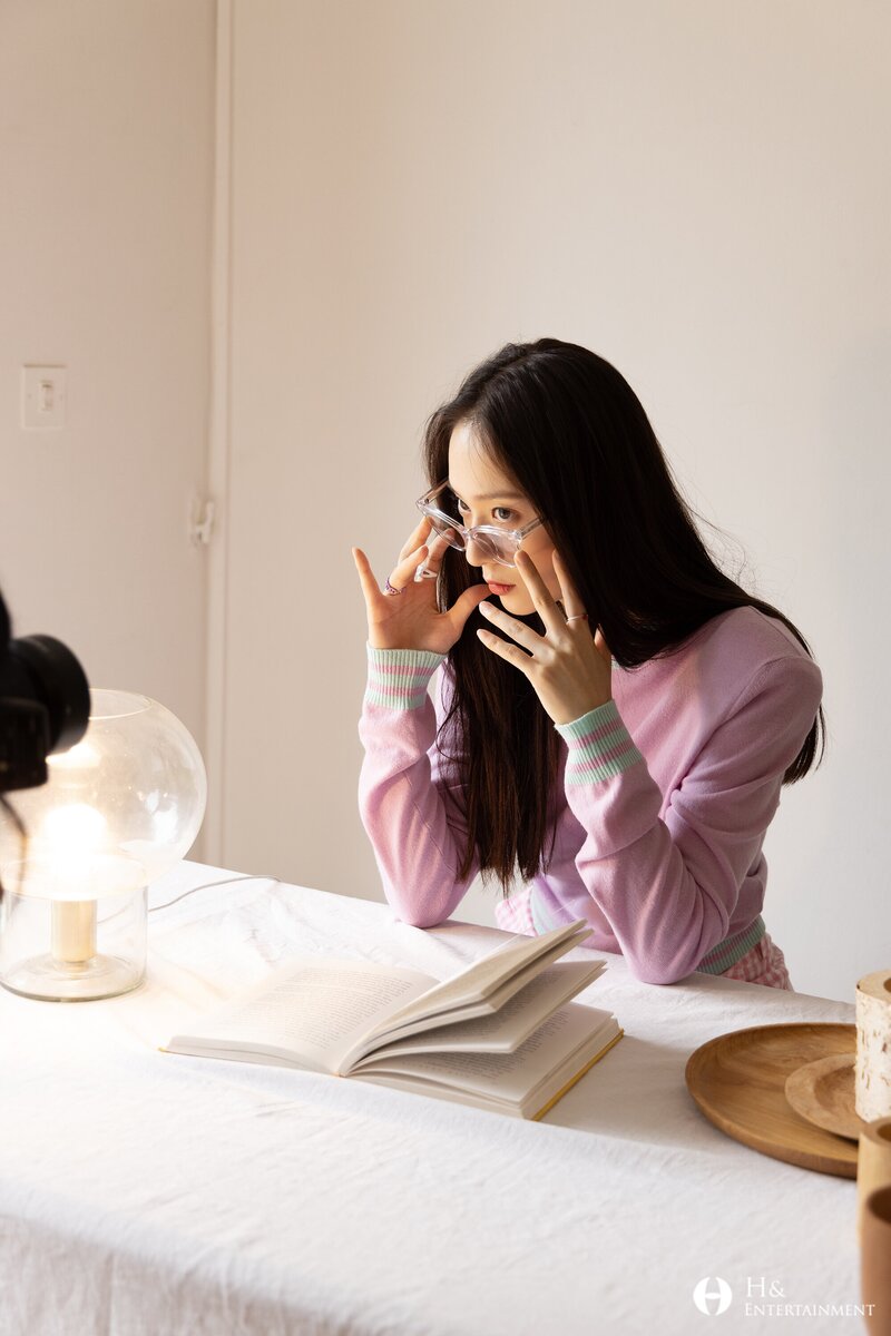 210812 H& Ent. Naver Post - Krystal's Big Issue Photoshoot Behind documents 3
