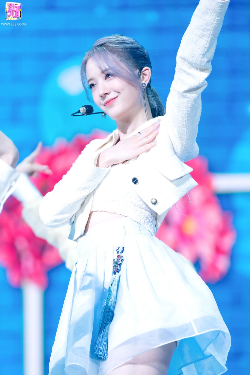 210919 fromis_9 - 'Talk & Talk' at Inkigayo documents 16