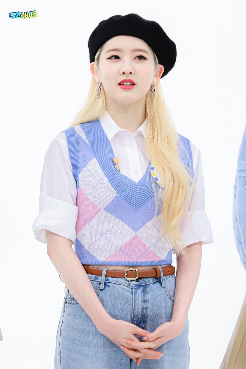 220301 MBC Naver - STAYC at Weekly Idol documents 18