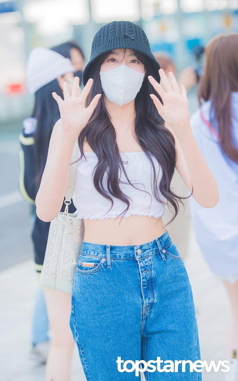 220520 STAYC's Yoon at Incheon International Airport for KCON USA 2022 documents 18