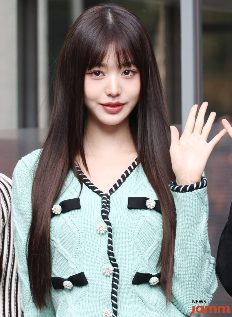 231027 IVE's Wonyoung heading to Music Bank documents 5