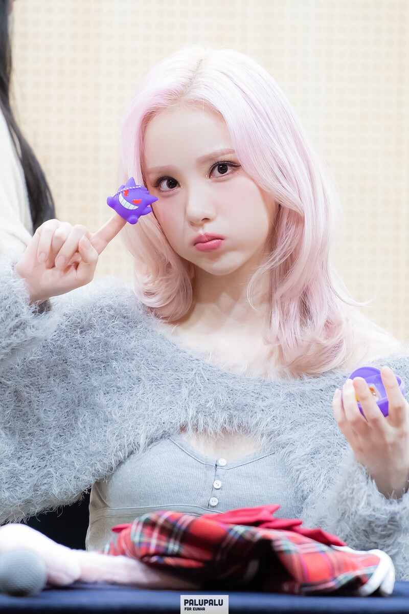 231119 VIVIZ Eunha at Fansign Event documents 9