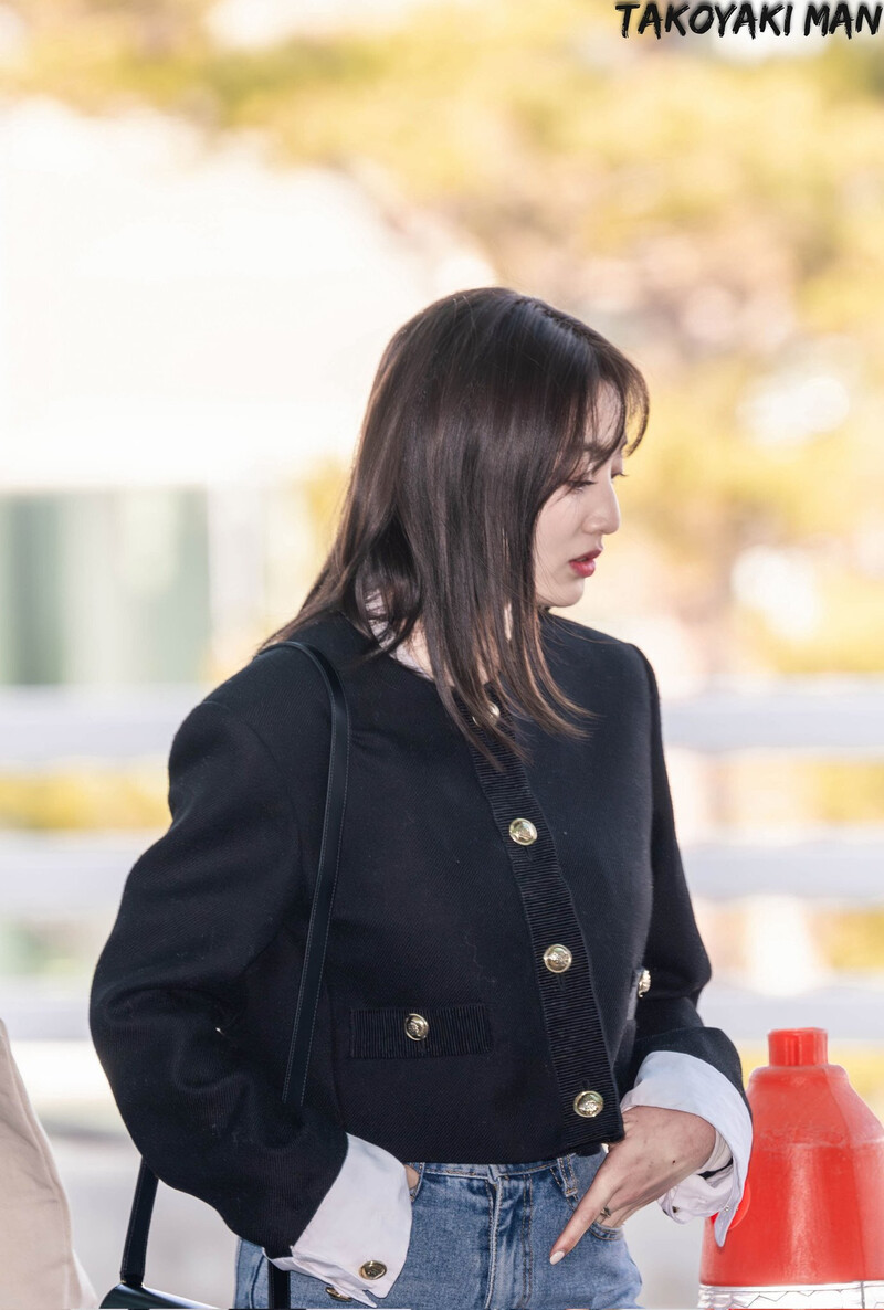 240131 TWICE Jihyo at Incheon International Airport documents 5