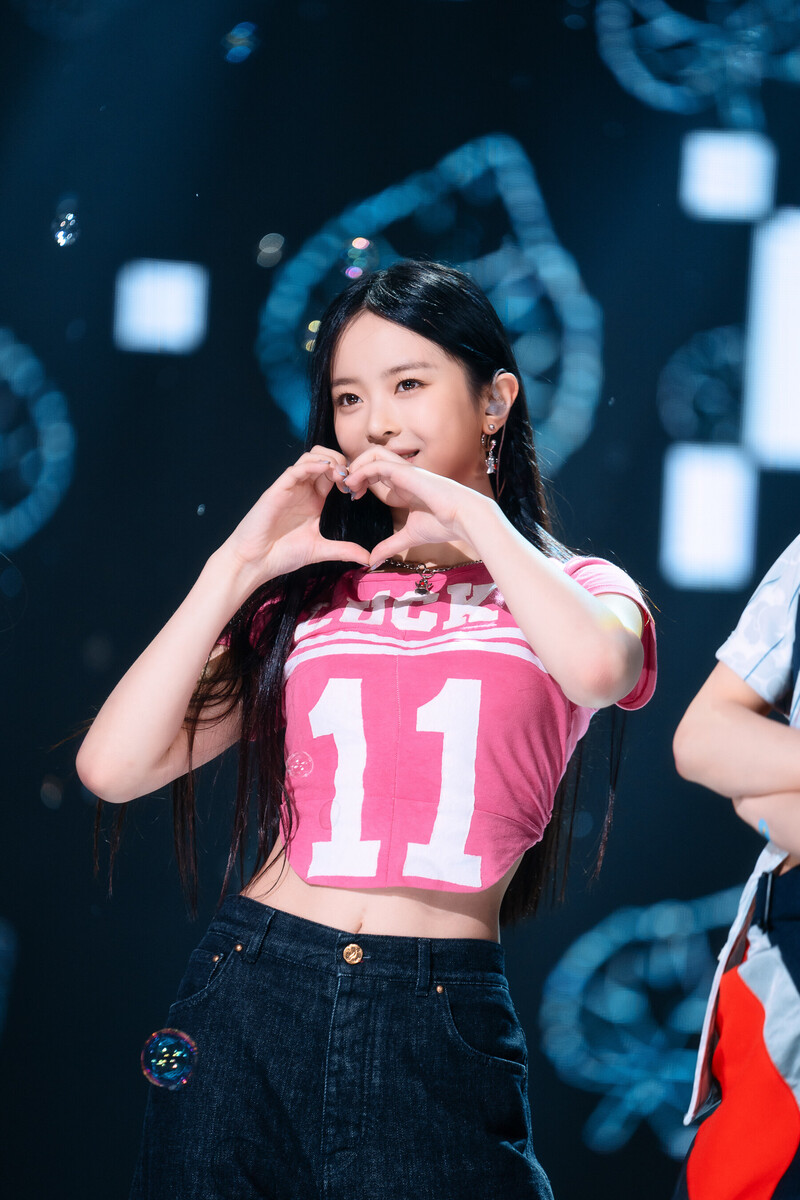 220807 NewJeans Hanni 'Attention' at Inkigayo documents 20