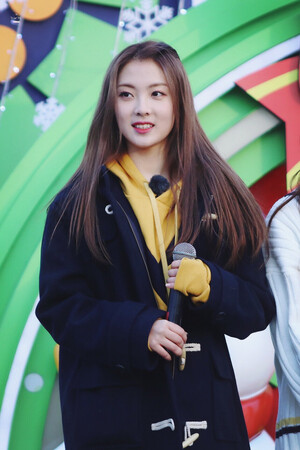 171202 Weki Meki Lucy at Seoul Land Guerilla Date