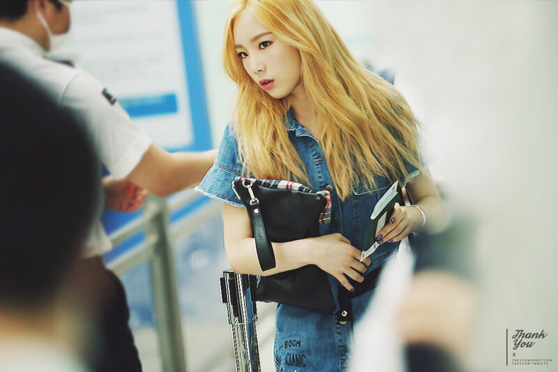 150610 Girls' Generation Taeyeon at Incheon Airport documents 8