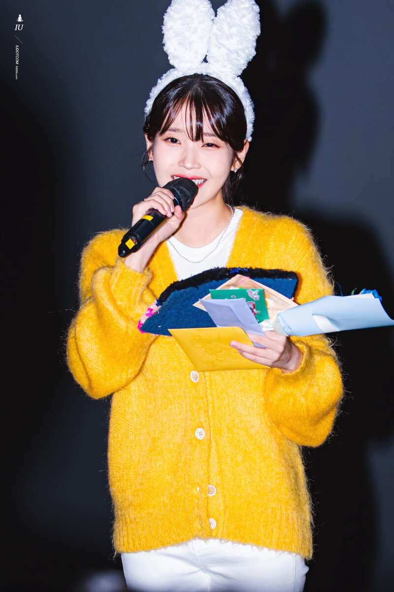 231013 IU - 'The Golden Hour' Movie Stage Greeting documents 20