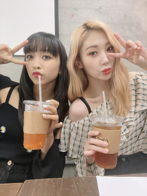 220818 SECRET NUMBER Weverse Update - Dita & Jinny