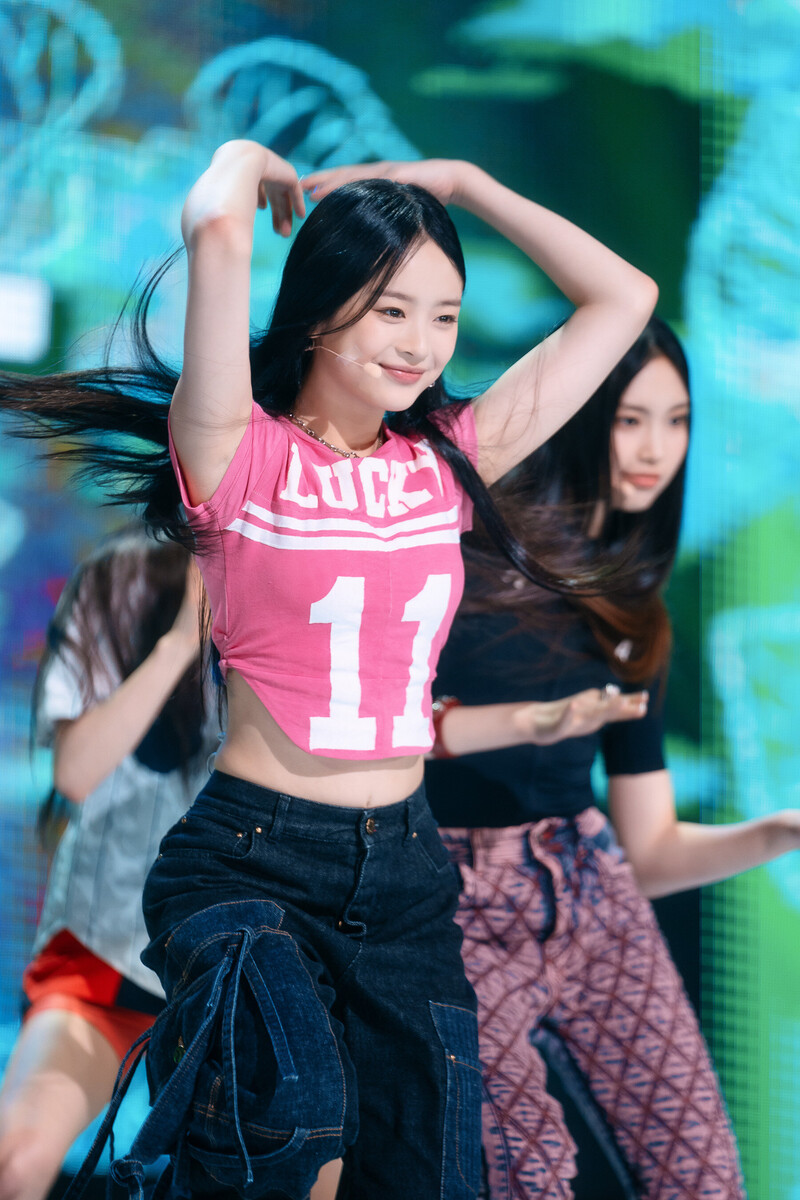 220807 NewJeans Hanni 'Attention' at Inkigayo documents 9