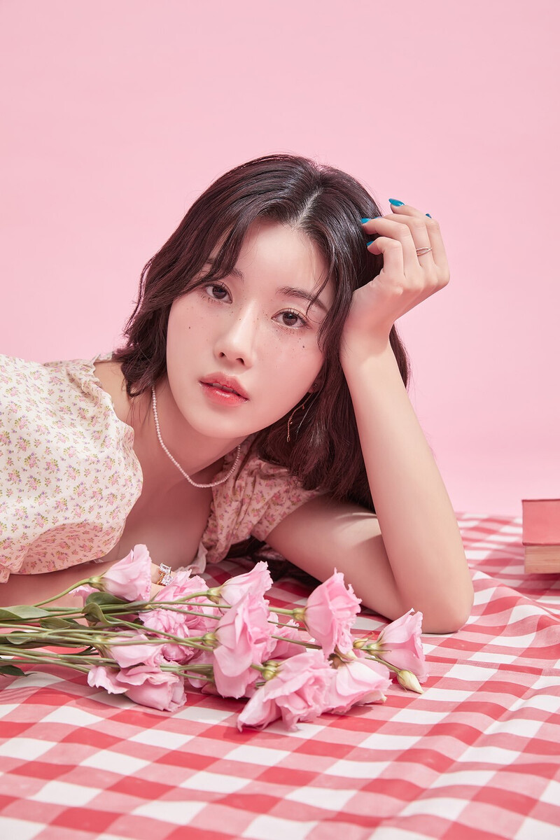 KWON EUN BI - 'Color Concept - Pastel Pink' [A photo book of KWON EUN BI enjoying her picnic time] documents 7