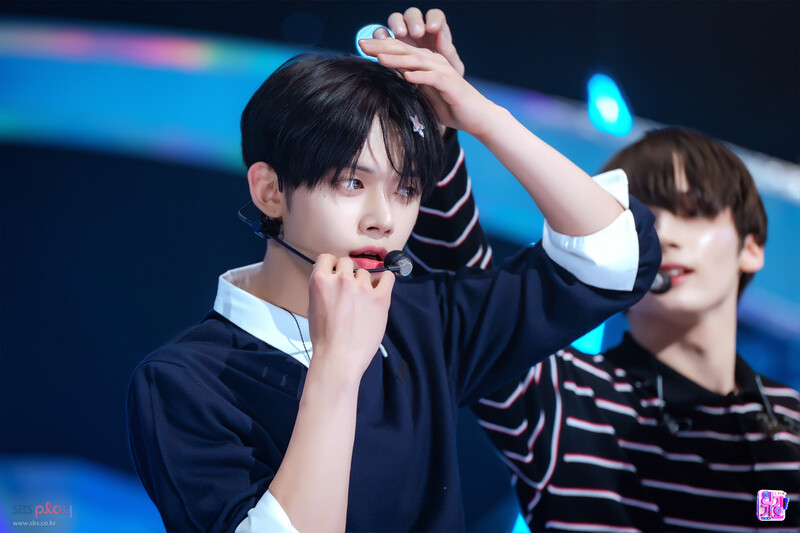 241110 TXT Yeonjun - 'Over the Moon' at Inkigayo documents 4