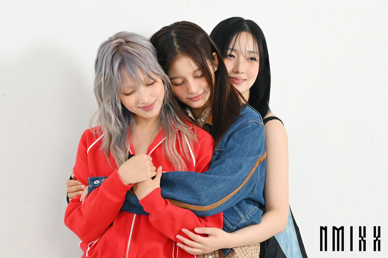 240910 JYP Entertainment Naver Post with NMIXX Sullyoon, Haewon and Jiwoo - W Korea September Issue Behind the Scenes documents 5