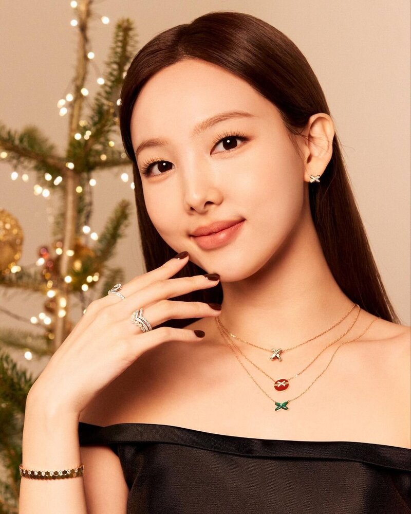 TWICE Nayeon For Chaumet 2022 documents 1