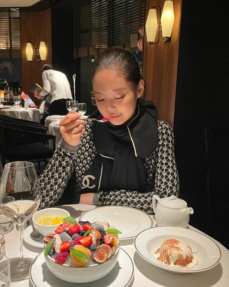 211001 Jisoo & Jennie Instagram Update in Paris documents 6