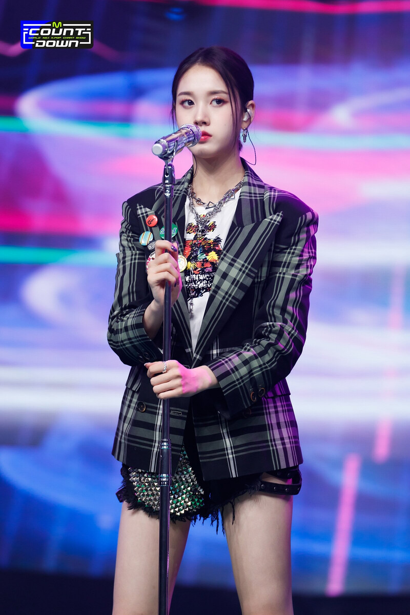 220224 STAYC - 'BUTTERFLY' + 'YOUNG LUV' at M Countdown documents 9