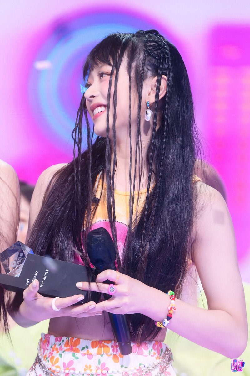 220821 NewJeans Hanni - 'Attention' at Inkigayo documents 14