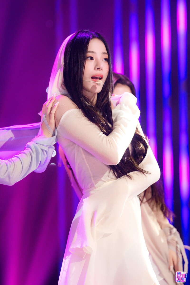 230813 NewJeans Minji - 'Cool With You' at Inkigayo documents 2