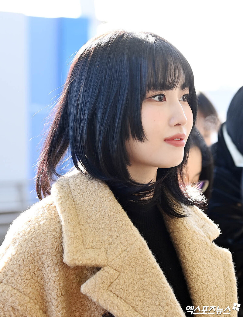 231222 TWICE Momo at Incheon International Airport documents 1