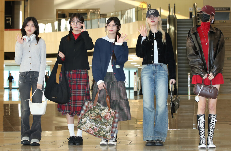 241011 IVE  at Gimpo International Airport documents 1