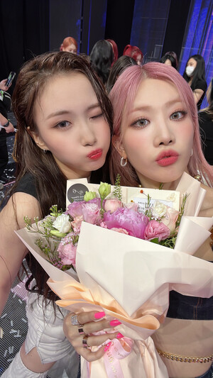 220608 LOONA Twitter Update - Kim Lip & K1per Youngeun