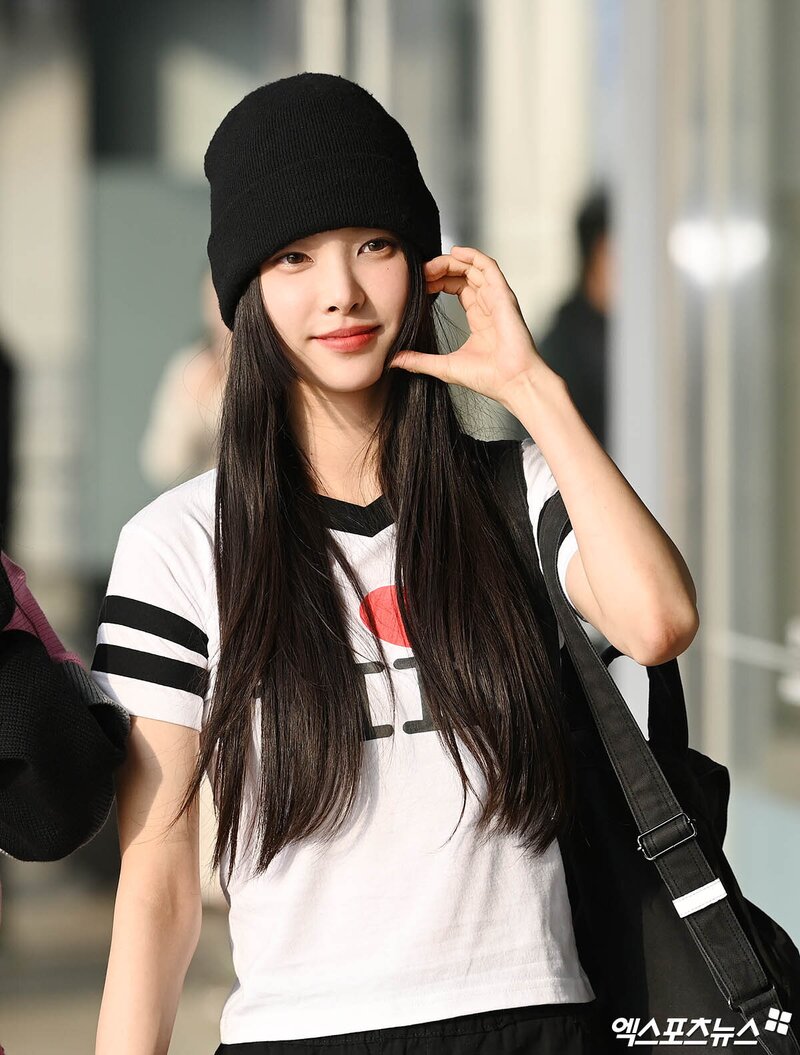 240430 ILLIT Yunah at Gimpo International Airport documents 5
