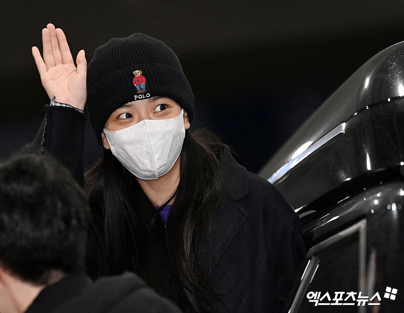 230109 JISOO at the Seoul Gimpo Business Aviation Center Airport documents 4