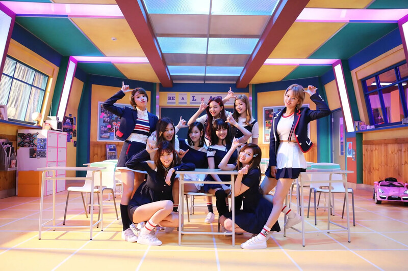 112114969_TWICE.jpg