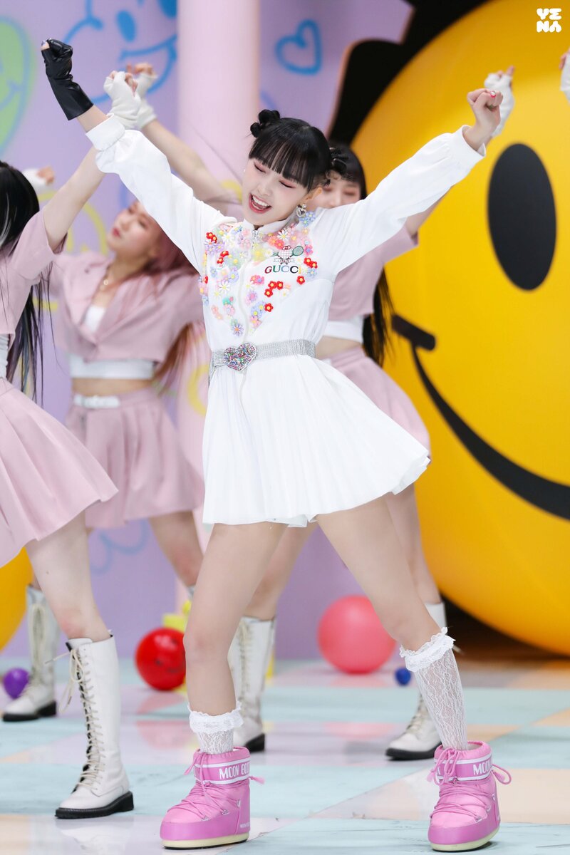 220209 Yuehua Naver Post - Yena 'SMILEY' Performance Video Behind documents 18