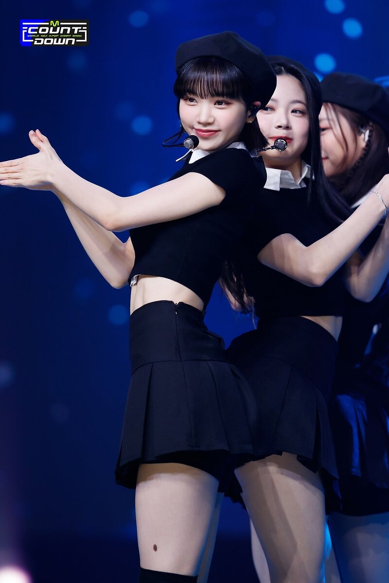 220505 LE SSERAFIM's Chaewon - 'Fearless' and 'Blue Flame' at M Countdown documents 18