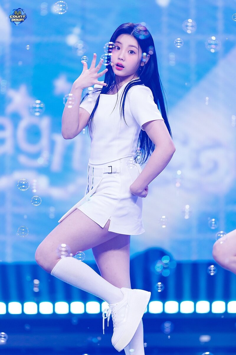 240411 ILLIT Wonhee - 'Magnetic' at M Countdown documents 13