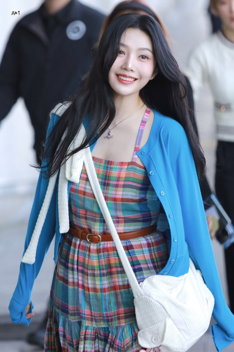 240510 Red Velvet Joy at Gimpo International Airport documents 5